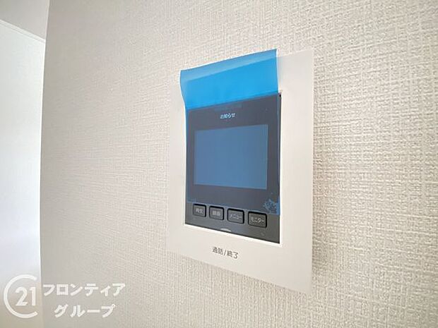 ハンズフリー機能を備えたカラーモニターインターホンを採用！お料理中などで手が塞がっていても便利に応答可能です！夜間の映像確認機能もついていて、安心ですね！
