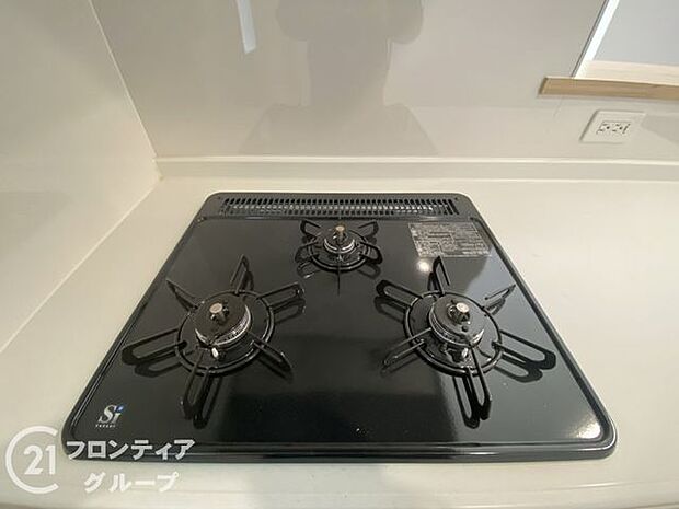 使いやすいコンロを完備したキッチンで、毎日の料理が楽しくなります。火力調整も簡単で、さまざまな料理に対応できます！