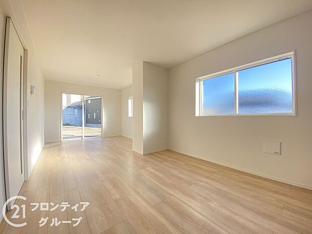 LDKには大きな窓からたくさんの光が入り、明るく、開放的な空間を演出してくれます。お友達が遊びに来た時も自慢のリビングになりますね！