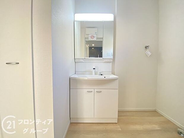 曇り止めヒーター付きのミラーキャビネットを採用しております。ミラーの内側がすべて収納スペースになっているので、スタイリング剤や歯ブラシなどの収納に便利ですね。