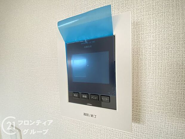 ハンズフリー機能を備えたカラーモニターインターホンを採用！お料理中などで手が塞がっていても便利に応答可能です！夜間の映像確認機能もついていて、安心ですね！