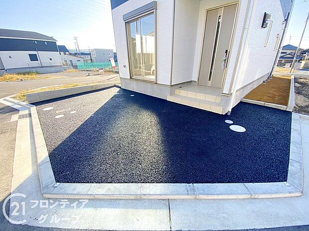 使いやすい駐車場で、家族全員が快適に利用できるスペースです