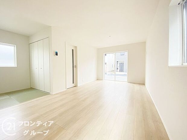 リビングのフローリング材には、木目や色調など木材特有の風合いがあり、ナチュラルな美しさで、日々の生活に温もりを与えてくれます。