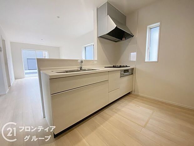 お手入れが楽に行える換気扇やステンレスワークトップは毎日お料理する奥様の味方！