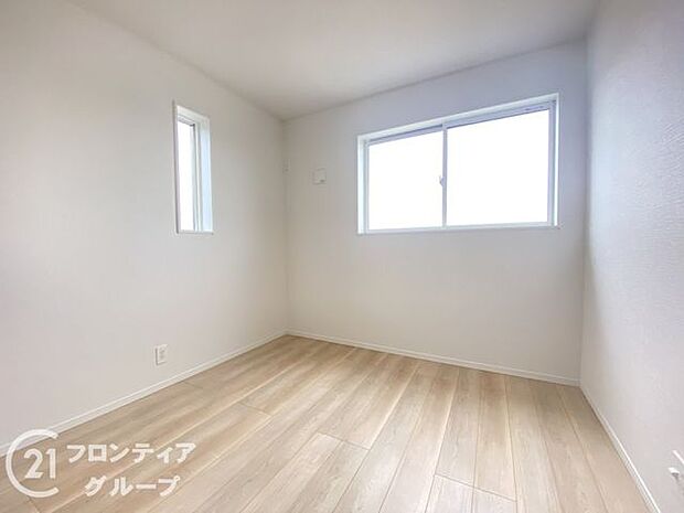 寝室や子供部屋など用途多彩な明るい洋室！