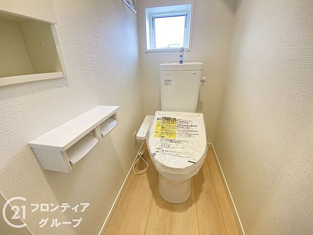 便器にふちがなく、汚れが隠れて見えない部分が極端に少なくなっており、お手入れも楽々！スピーディでパワフルな洗浄力を実現しています！