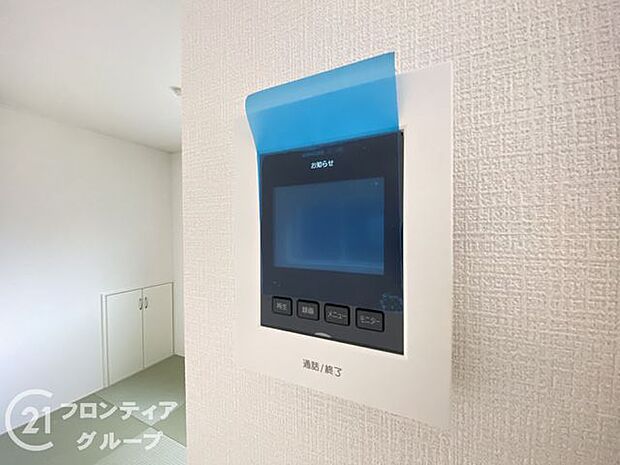 ハンズフリー機能を備えたカラーモニターインターホンを採用！お料理中などで手が塞がっていても便利に応答可能です！夜間の映像確認機能もついていて、安心ですね！