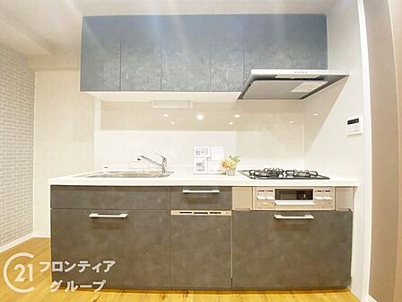 新規交換されたシステムキッチンです。3口コンロとグリルを備えており、日々のお料理も快適に楽しめます。お手入れのしやすい仕様です。