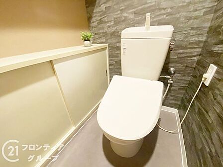 清潔感のあるシンプルなトイレ空間です。バスルームと分かれた独立タイプとなっており、いつでも気持ちよくご利用いただけます。