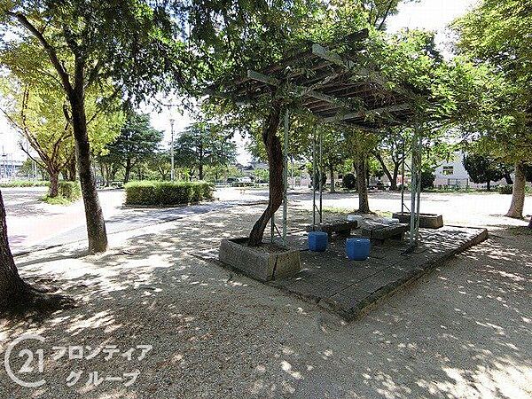 松塚公園 徒歩15分。 1180m