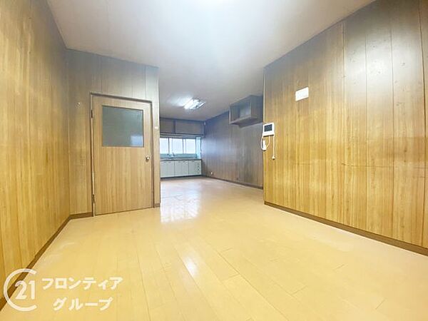 伝統的なデザインの外観は、どこか懐かしさを感じさせる魅力的な佇まいです。温かみのある住まいを提供します。