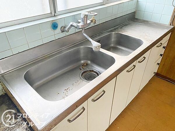 キッチンも広く調理や作業がしやすい空間です。