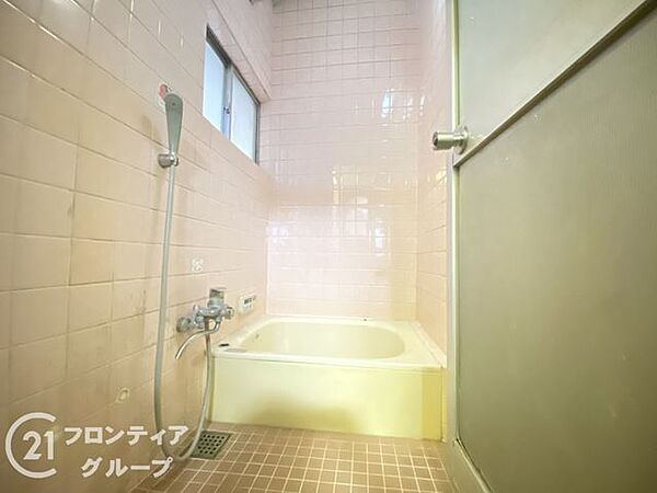浴室には窓もあり換気可能です。