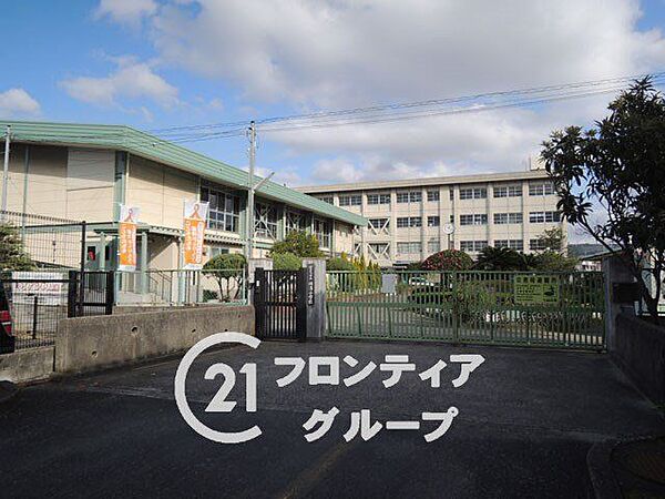 寝屋川市立堀溝小学校 徒歩5分。 330m