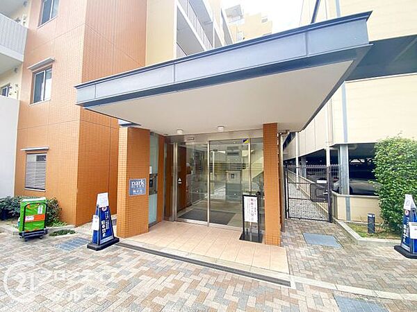 マンションのエントランスは、住まう方々を迎える洗練された空間です。日常の出入りを快適にするための工夫がされています。