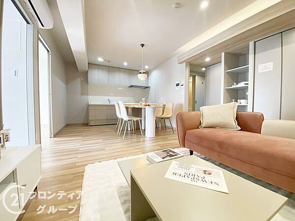 リビングは、広々とした空間で、家族や友人との時間を楽しむのにぴったりです。快適な居住空間を提供します。