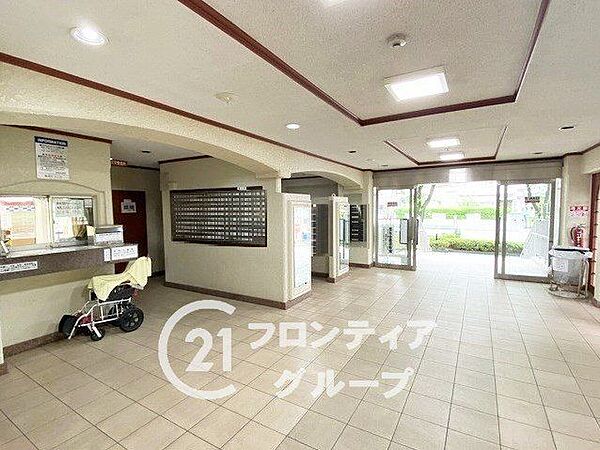 シンプルなロビーですが、住む人にとって居心地の良い空間を提供します