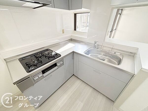 3口コンロ付きのキッチンは、調理の効率が良く、同時に多くの料理を作れる便利で機能的な空間です