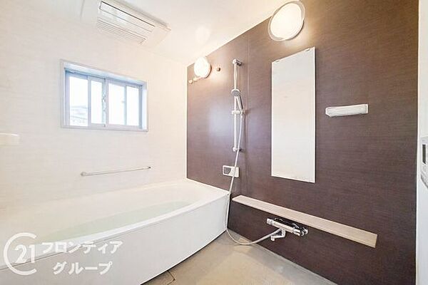 広々としたバスルームで、心地よいリラックスタイムを楽しめます。快適な空間で、日々の疲れを癒す贅沢な時間を提供します。