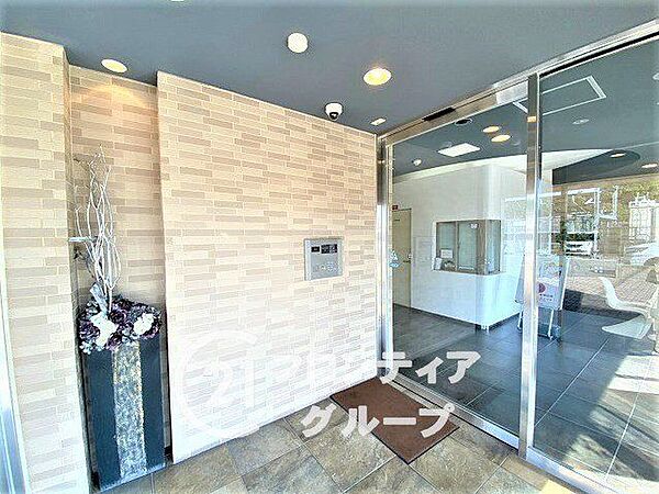 機能的なロビーで、住む人が快適に過ごせるよう配慮されています