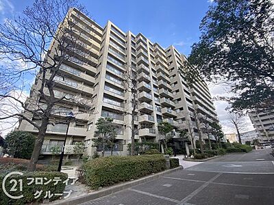 外観:シンプルながらも存在感のあるマンション外観は、住む人を魅了し、日常に特別な時間をもたらします。都会的なデザインが魅力で、住む人に誇りを与える空間です。 外観:シンプルながらも存在感のあるマンション外観は、住む人を魅了し、日常に特別な時間をもたらします。都会的なデザインが魅力で、住む人に誇りを与える空間です。