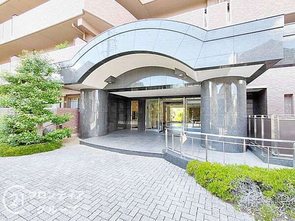 マンションのエントランスは、住まう方々を迎える洗練された空間です。日常の出入りを快適にするための工夫がされています。