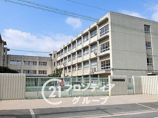 枚方市立長尾西中学校 徒歩12分。 890m