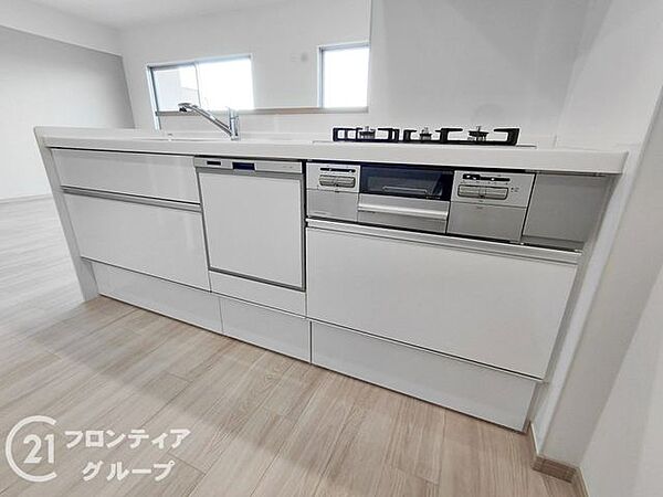 3口コンロ付きのキッチンは、調理の効率が良く、同時に多くの料理を作れる便利で機能的な空間です