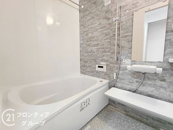 給湯器リモコンの設置あり！追い炊きが簡単なので、いつでも楽に入浴できます。きれいな浴室で1日の疲れを癒してください