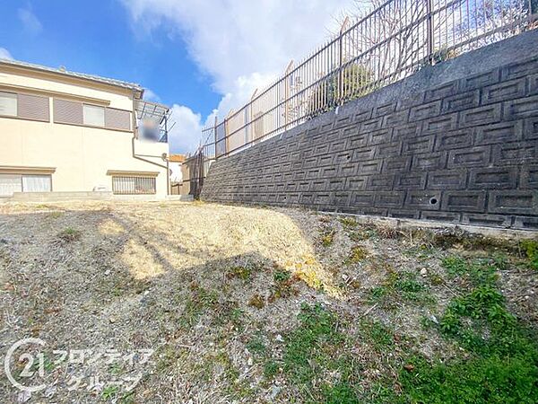 雑草や残置物もなく綺麗に整地されており、周辺環境との調和も確認しやすい更地の状態です。
