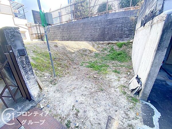 遮るもののない青空が広がる開放感あふれる敷地で、現地ならではの陽当たりの良さが伝わる一枚です。