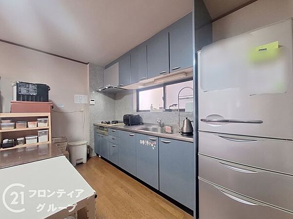 収納力ある吊戸棚付きのシステムキッチンです。ご家族の顔を見ながら料理を楽しんで頂けますね