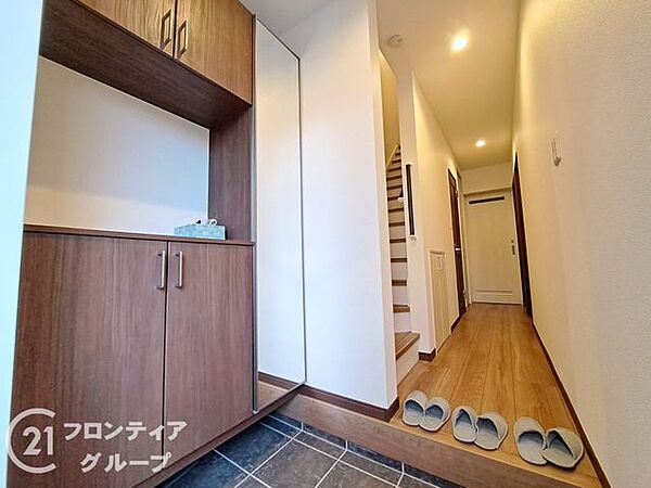 ガラススリットの入った玄関ドアは室内に光を届けてくれる大事な存在です。