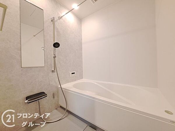 広々としたバスルームで、心地よいリラックスタイムを楽しめます。快適な空間で、日々の疲れを癒す贅沢な時間を提供します。