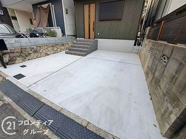 使いやすい駐車場で、家族全員が快適に利用できる空間です