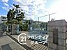 周辺：枚方市立津田中学校 立派な正門が迎えてくれる津田中学校は、家から歩いて10分の立地ですね！落ち着いた住宅街の中にあり、勉強に集中できる静かな環境が整っています 750m