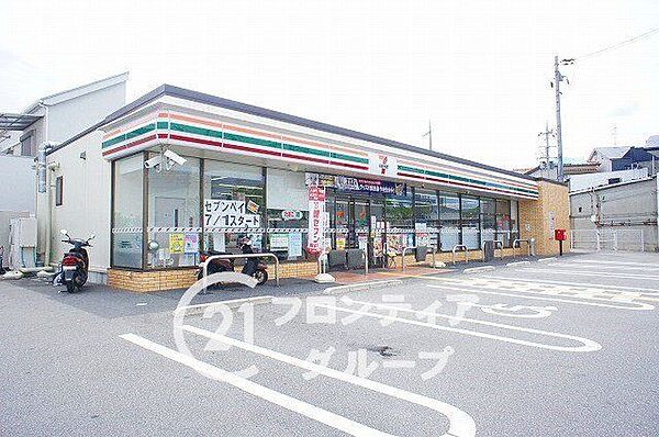 徒歩1分。セブンイレブン枚方野村中町店　徒歩9分。 70m