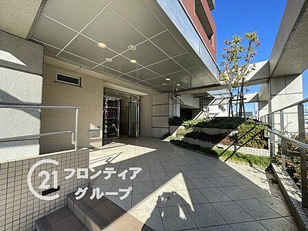 風格あるエントランスで、住む人に安心感を与えます