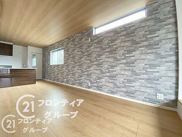 木目調のフローリングは温かみがあり、カウンターキッチンからお部屋の様子を見ながらお料理できますね