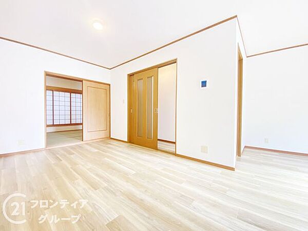 リビングは、広々とした空間で、家族や友人との時間を楽しむのにぴったりです。快適な居住空間を提供します。