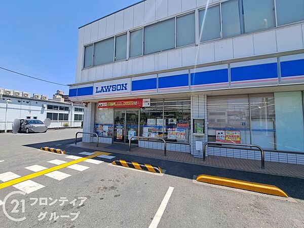 ローソン枚方南中振二丁目店 徒歩8分。 590m