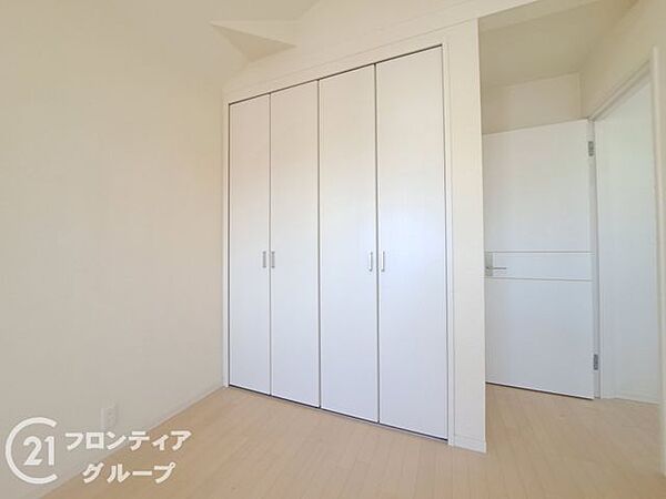 便利な収納スペース付き。季節物や普段使わない荷物も整理でき、住空間を有効活用できます。