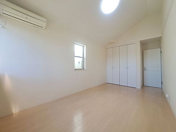 明るくすっきりとした室内空間。シンプルな内装で、お好みの家具やインテリアとも合わせやすいですね。