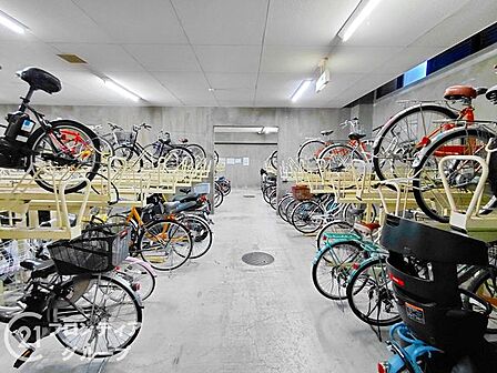 天候の影響を受けず、大切な自転車やバイクを安心・安全に保管できる屋内駐輪スペースです。ラック式でしっかりと区画整理されており、日々の通勤・通学、お買い物時の出し入れもスムーズに行えます。