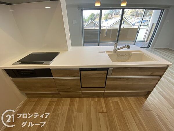 収納が充実しており、キッチン用品をすっきりと整理できる便利な空間です