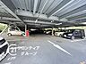 駐車場：敷地内にある利便性の高い駐車場スペースです。出入りがしやすく、お車での外出や買い出しの際もスムーズに移動できるため、快適なカーライフをお送りいただけます。