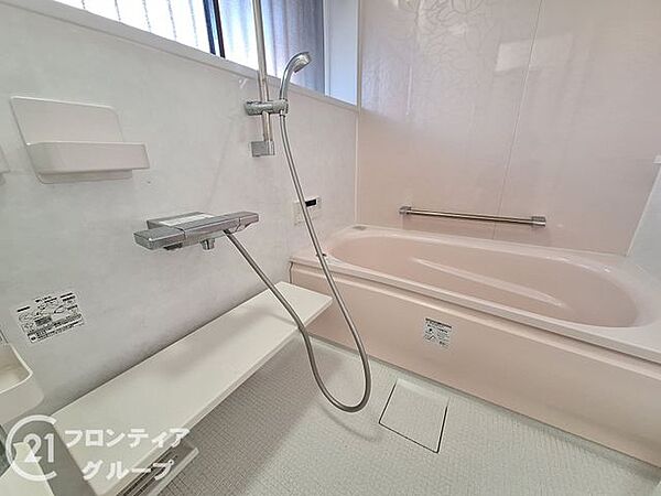 モダンなデザインの浴室は、機能性と美しさを兼ね備えています。毎日の入浴が楽しみになる空間です。