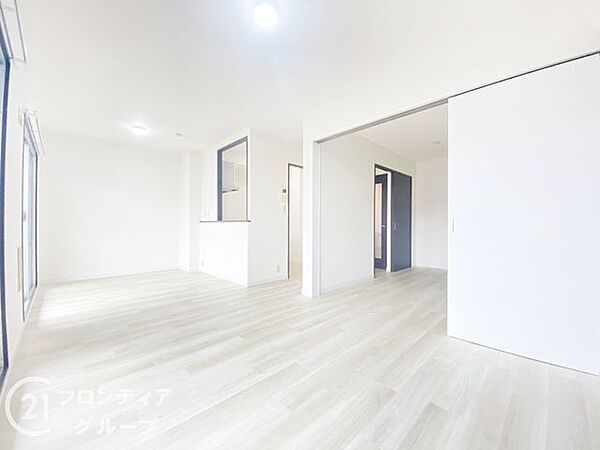 リビングは、広々とした空間で、家族や友人との時間を楽しむのにぴったりです。快適な居住空間を提供します。