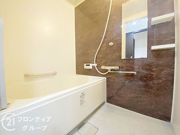 スタイリッシュなバスルームで、贅沢なひとときを過ごすことができます。デザイン性と機能性を兼ね備えた空間です。