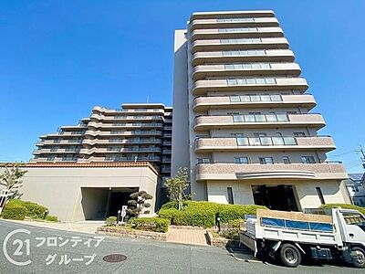 外観：スーパー、コンビニが徒歩10分圏内のマンションは、日常の買い物が便利で、生活の利便性が高い魅力的な住環境です！